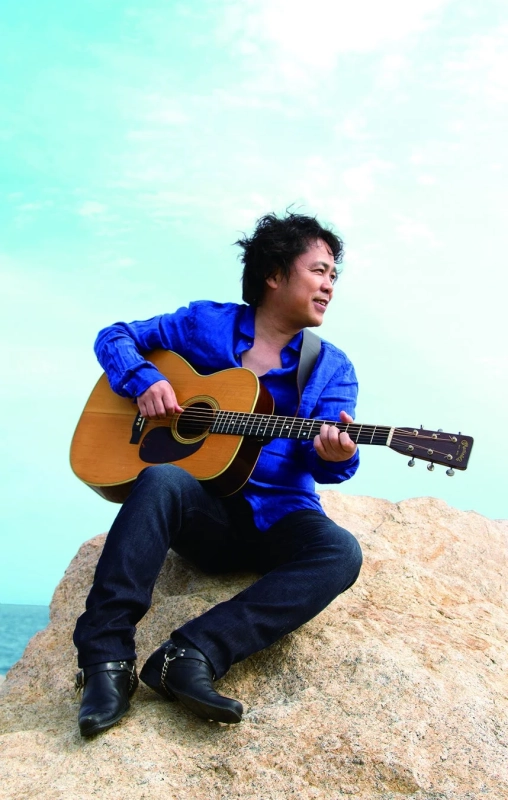 ギター弾く男性、ステージパフォーマンス