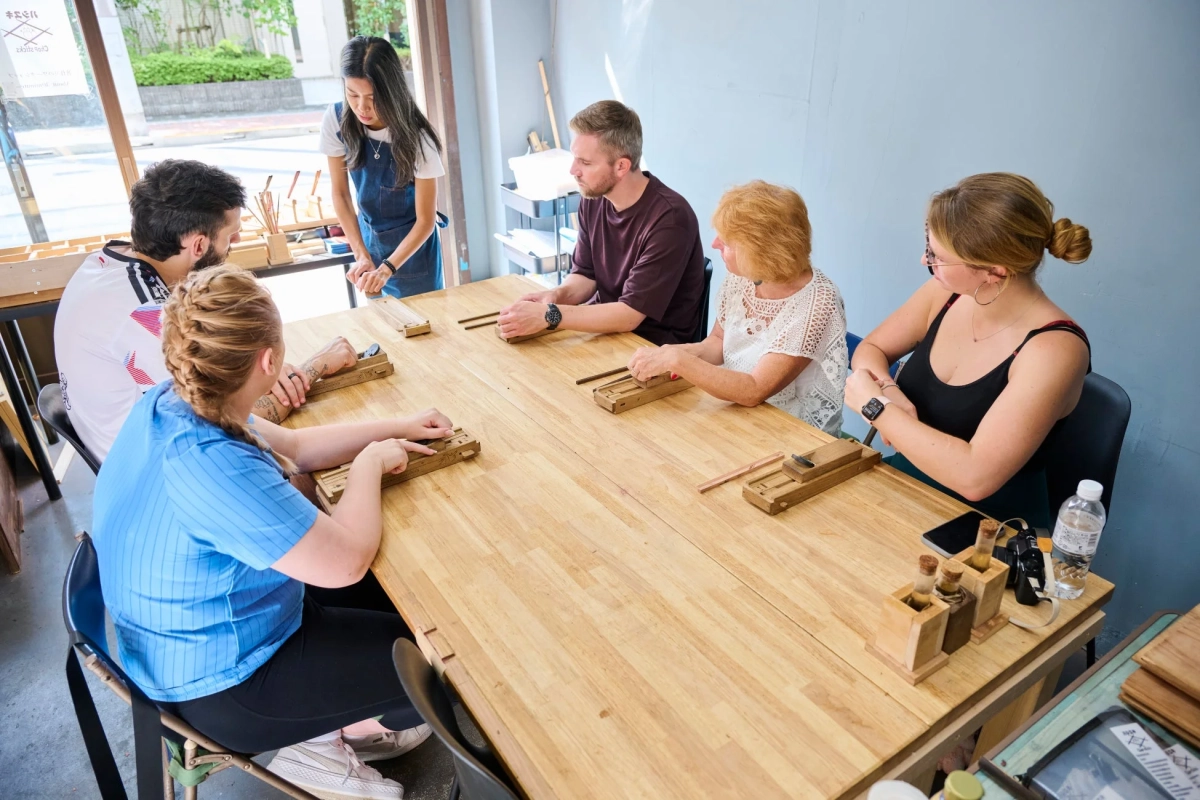 ワークショップで箸を作る人々