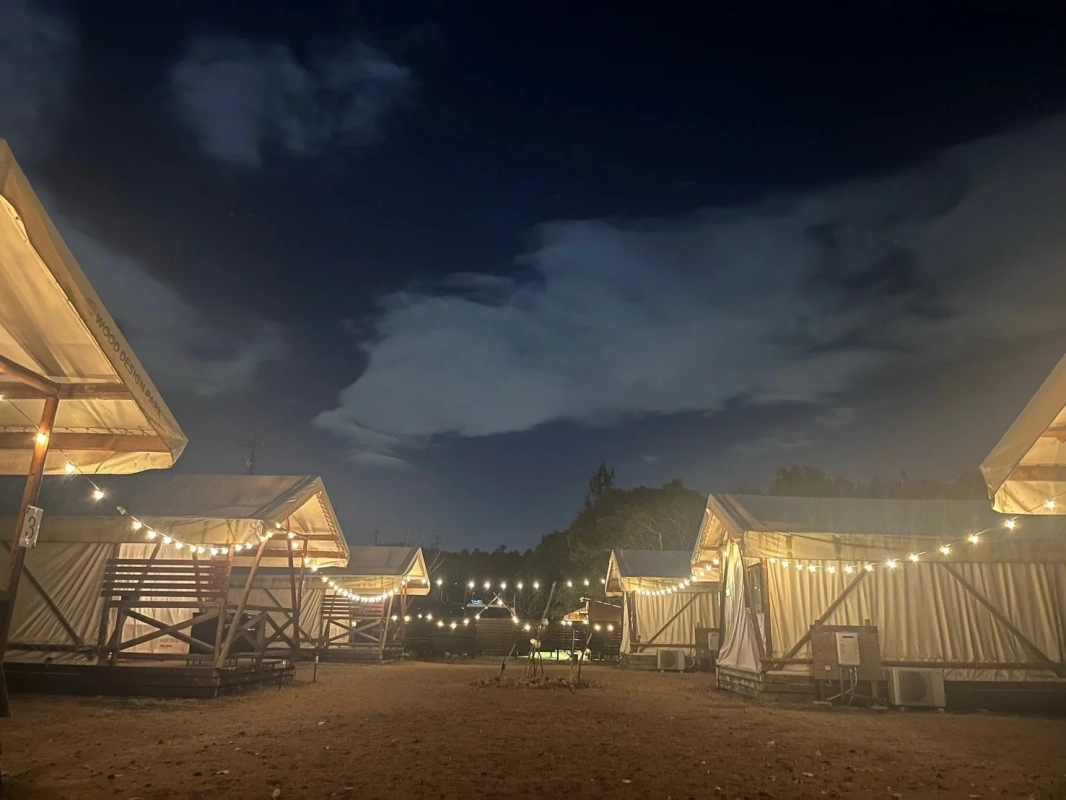 夜のグランピング施設