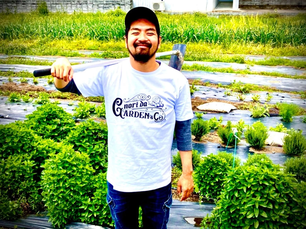 畑で笑顔のノリ・ダ・ファンキー・シビレサスさん