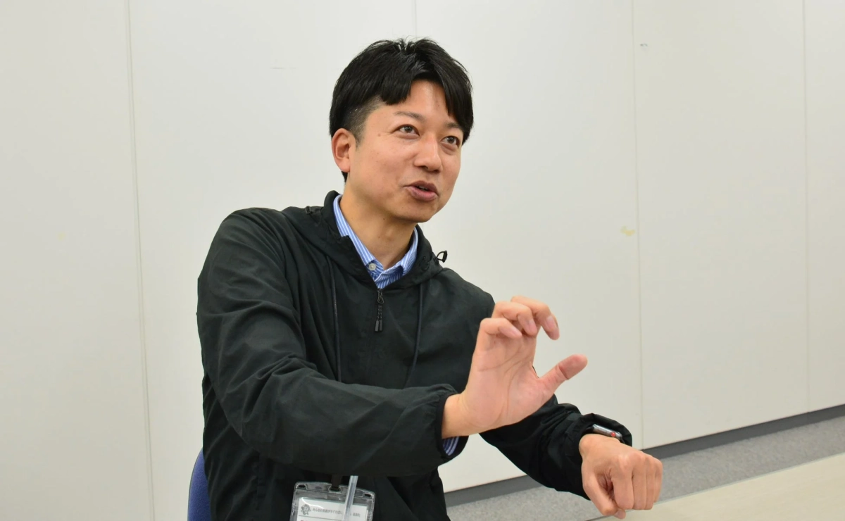 インタビュー中の男性