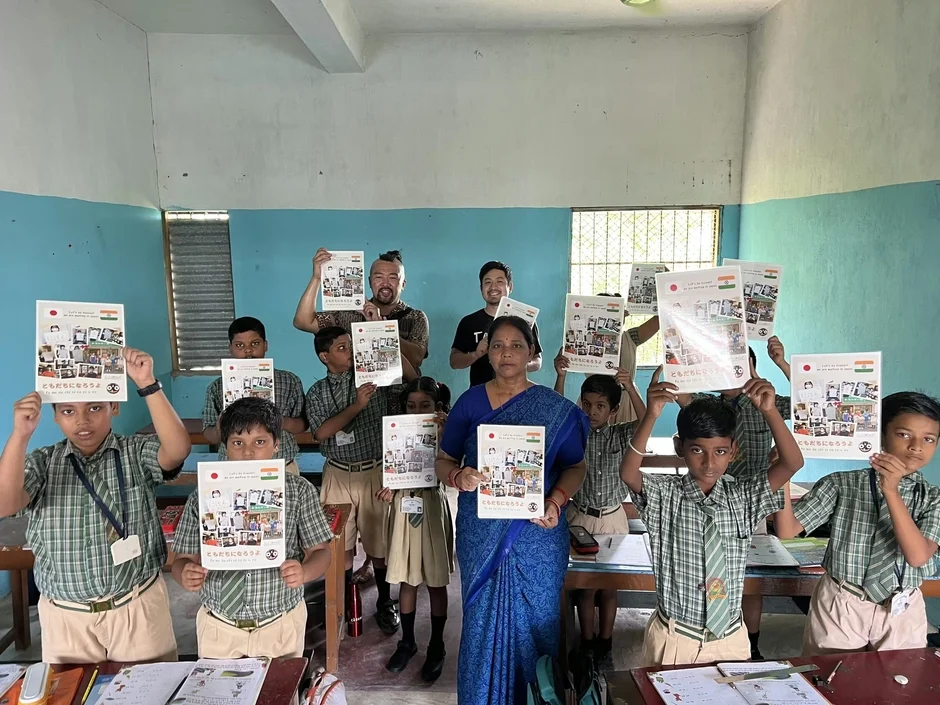 子どもたちと大人たちの集合写真