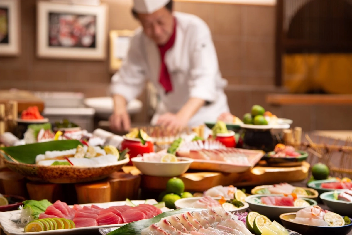 新鮮な刺身が美しく盛り付けられた和食