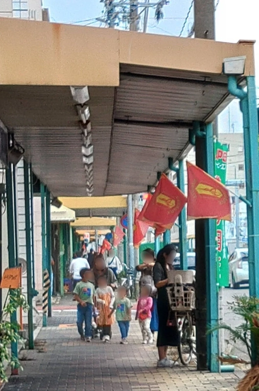 活気ある商店街の様子