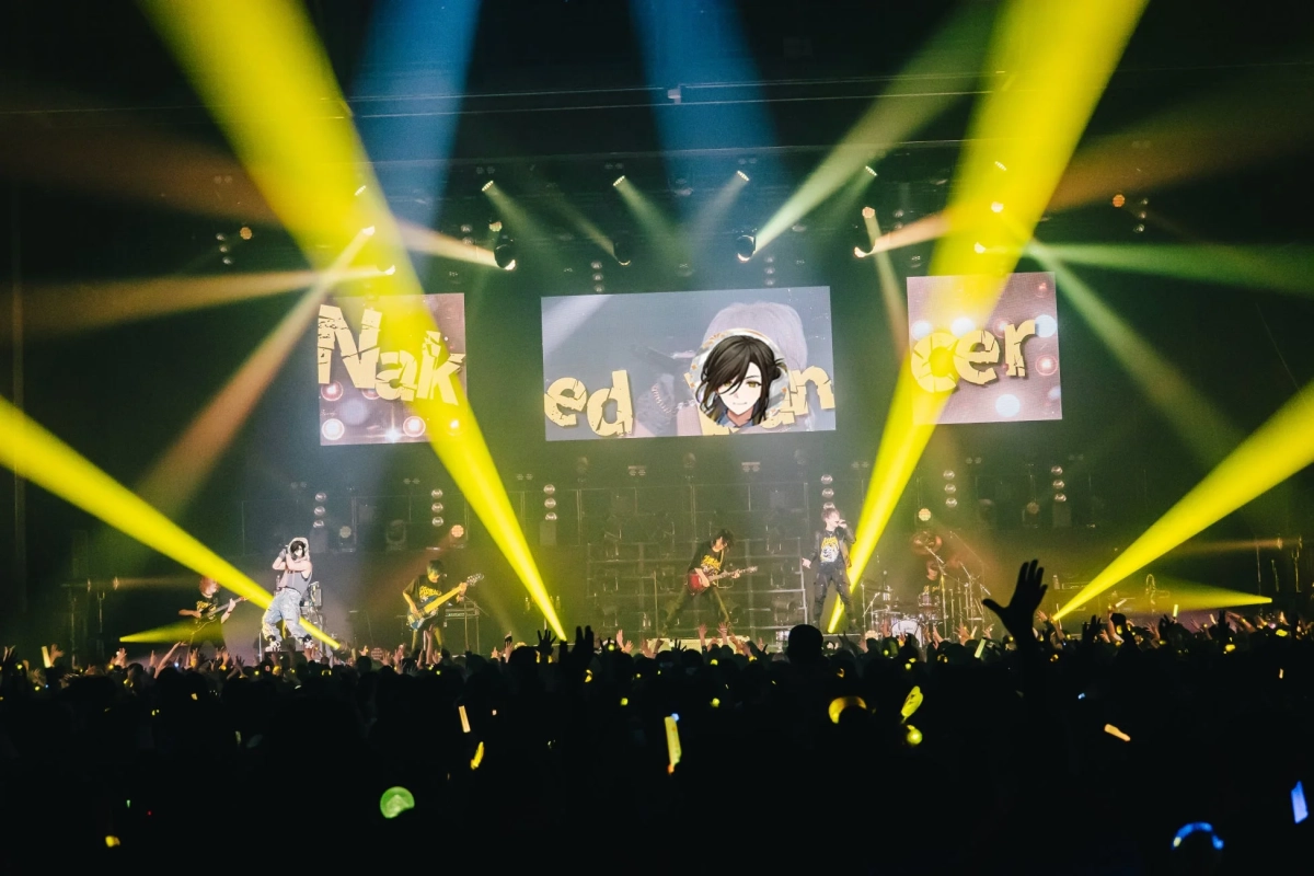 ライブ中のバンドパフォーマンスと観客