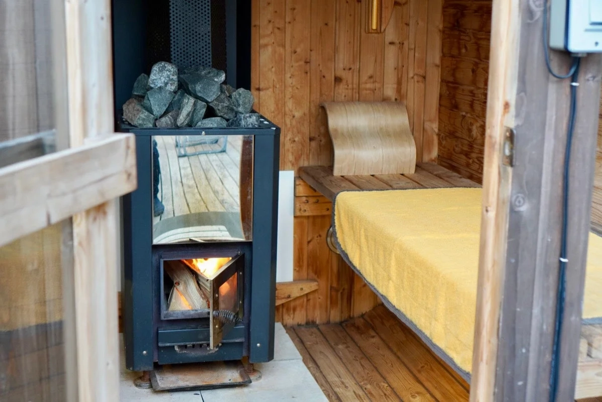 薪ストーブサウナの内部