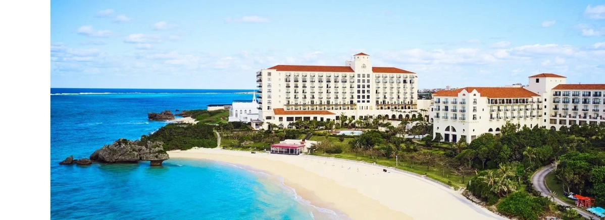 ホテル全景とビーチ