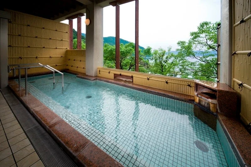 自然豊かな景色を望む、広々とした和風の露天風呂です。竹垣に囲まれ、穏やかな水面が広がり、リラックスできる空間となっています。
