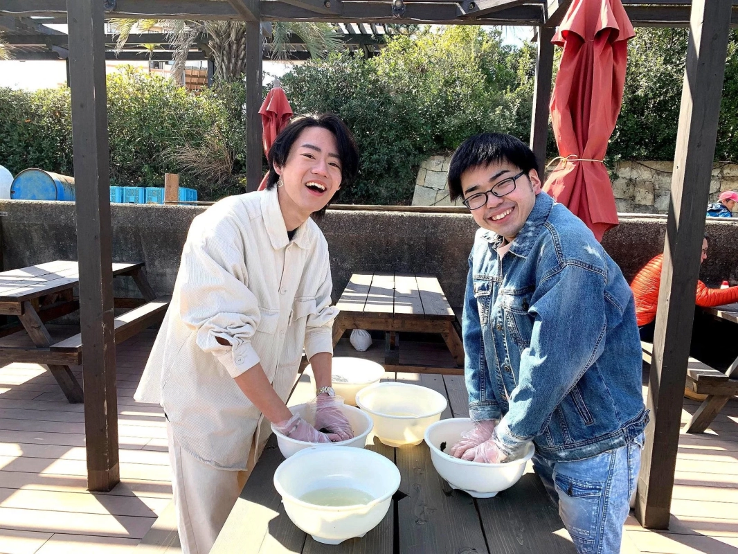 笑顔の男性がわかめを準備している様子