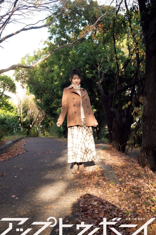 秋の公園で笑顔を見せる藤嶌果歩さん