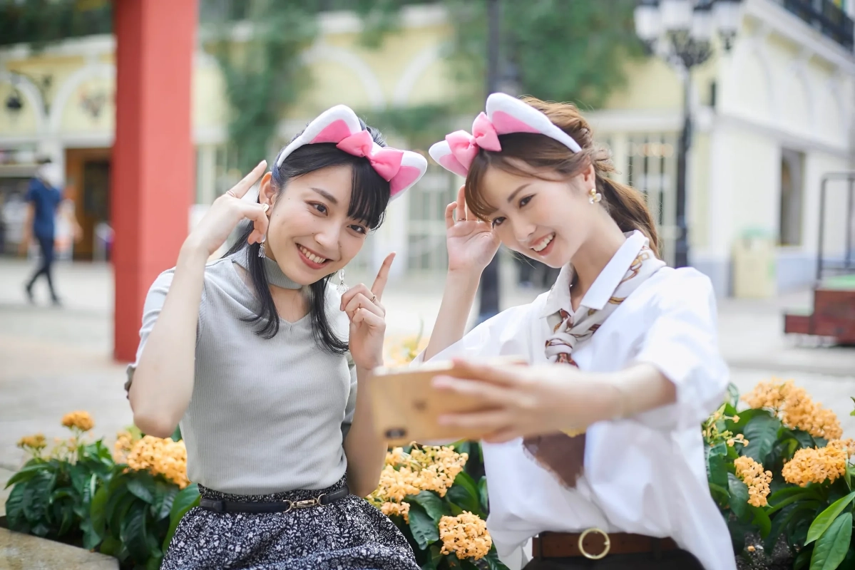 猫耳カチューシャをつけた学生