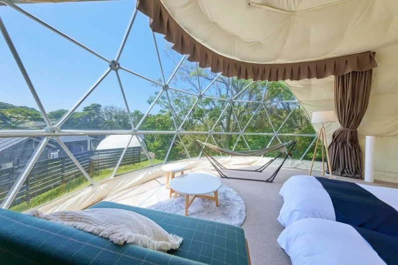 広々としたドームテントの室内