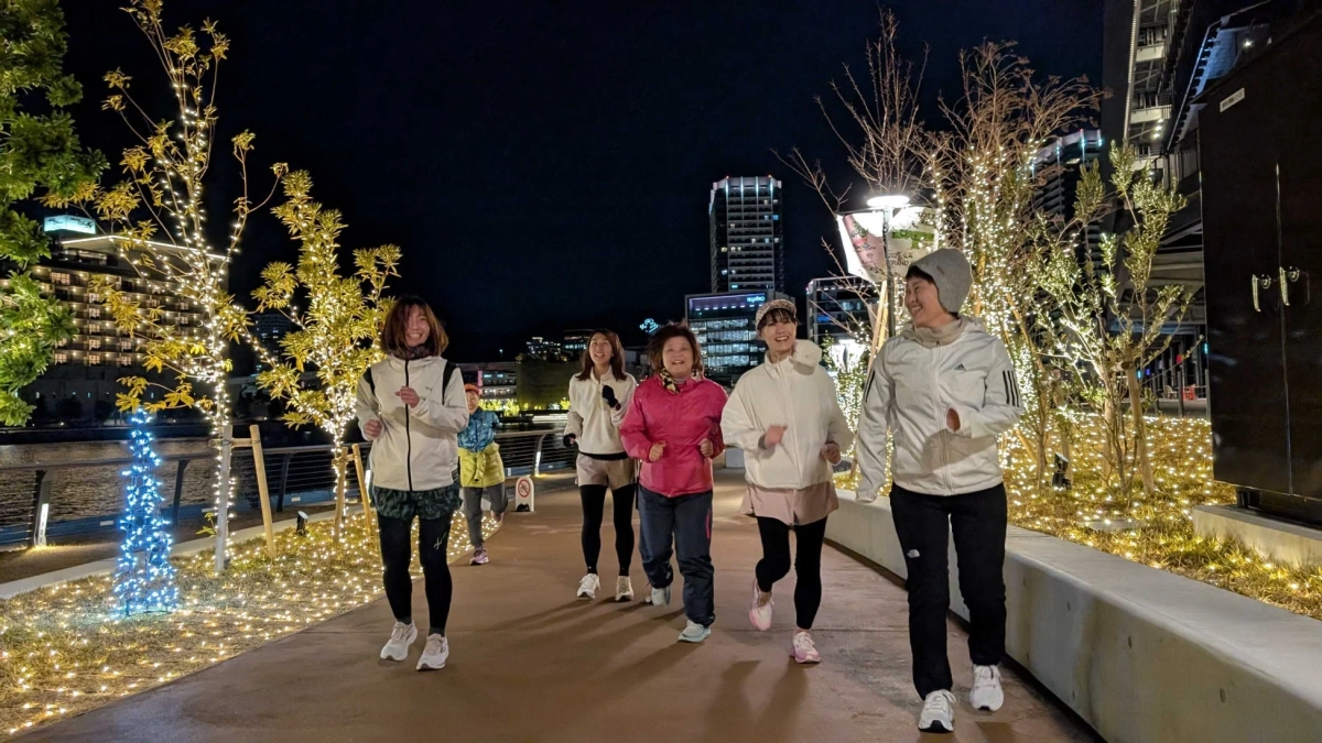 海沿いの遊歩道（女性グループ）