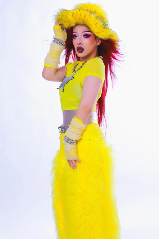 イエローファー衣装のパフォーマー