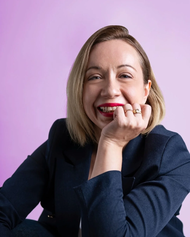 女性,笑顔,ブロンドヘア,赤い口紅,ビジネス,ポートレート,喜び,自信,ファッション,明るい背景