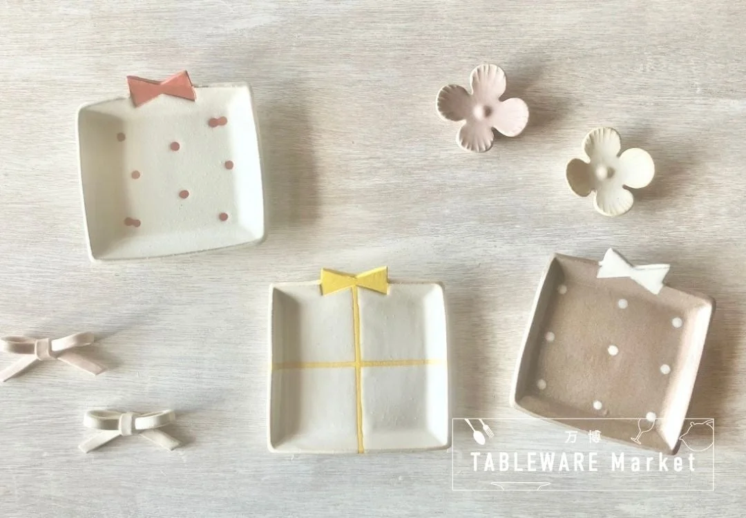 リボンやドット柄が特徴の可愛らしい小皿