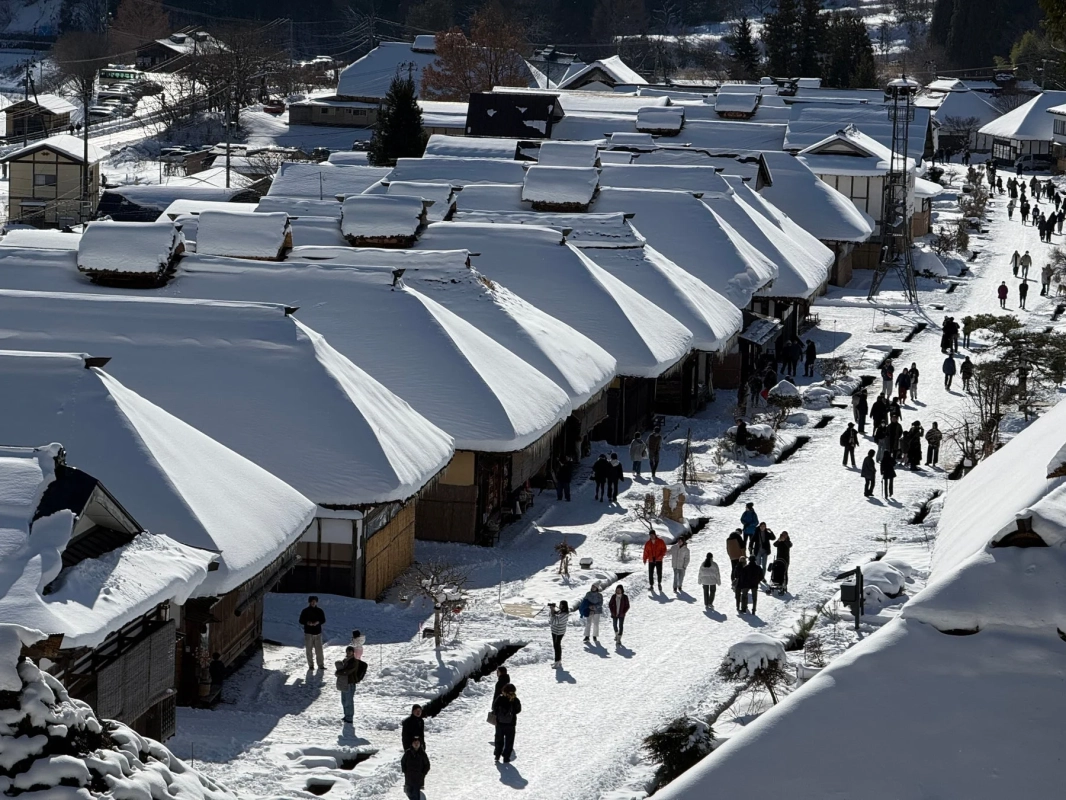 雪に覆われた日本の伝統的な集落「大内宿」