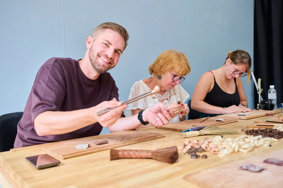 笑顔でクラフトを楽しむ人々