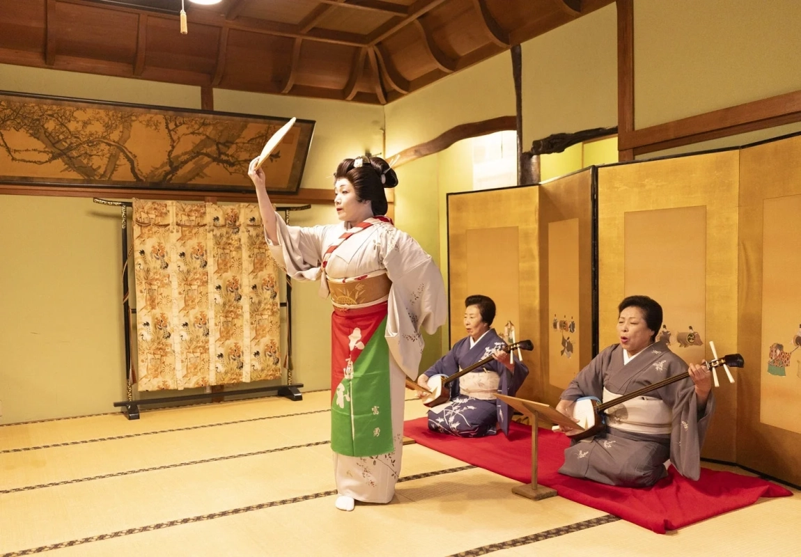 芸妓の舞と三味線