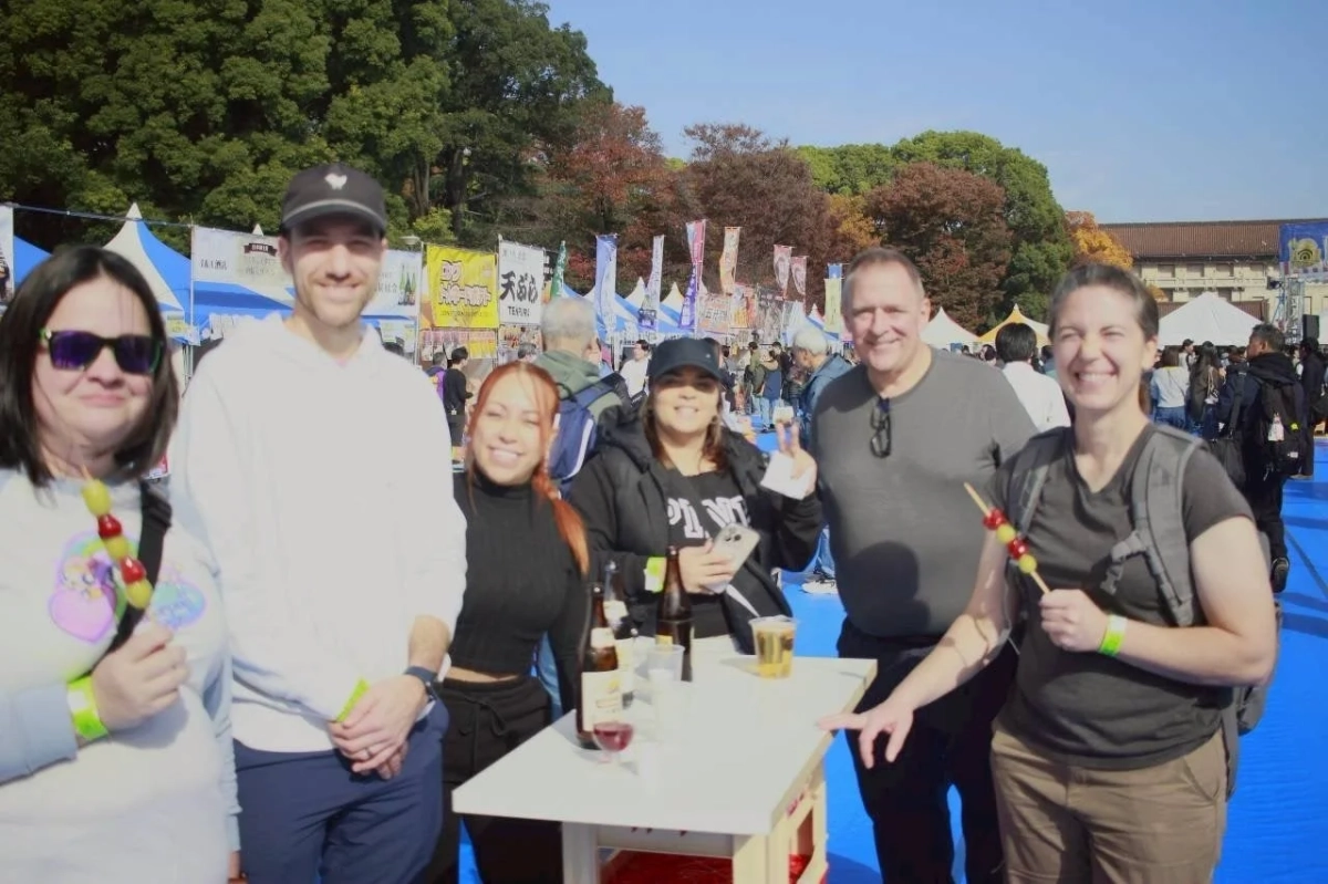 友人グループが楽しんでいる様子