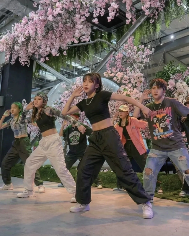 桜の装飾が施されたステージで踊る若者たち