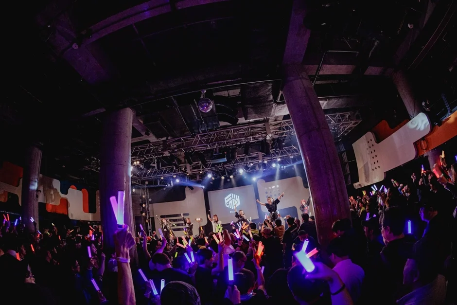 熱狂的なライブの様子