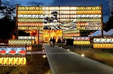 提灯でライトアップされた通り