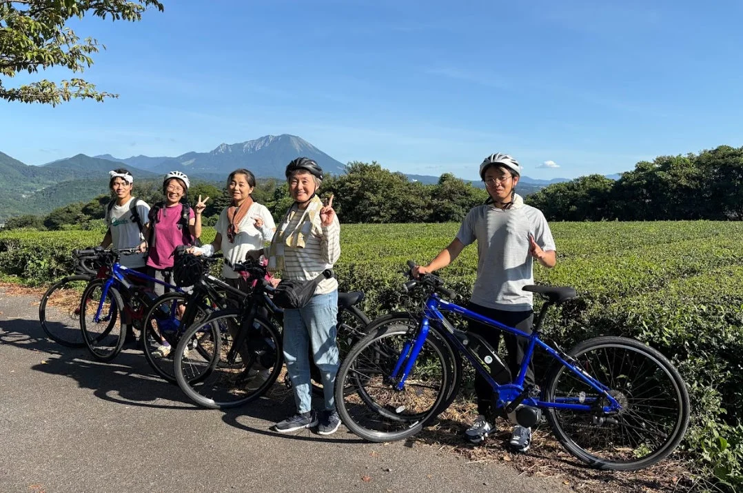 茶畑で自転車に乗る人々