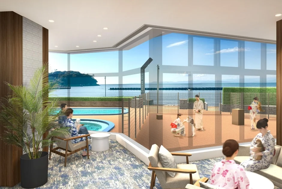 海が見える窓の向こうにドッグランとプールが広がるリゾート施設のラウンジです。浴衣姿の人々が犬と一緒にくつろいでいます。