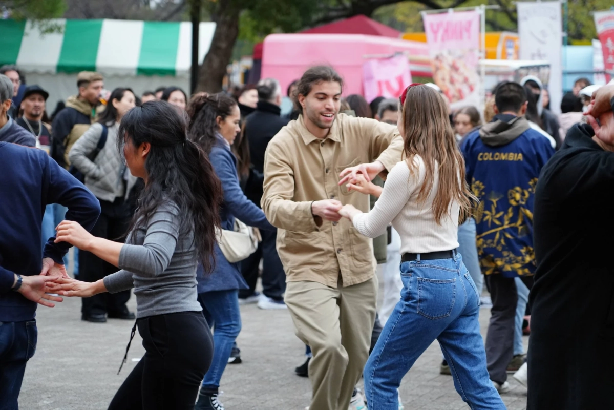 屋外イベントで踊る人々