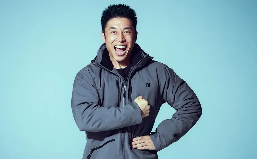 nnoum(ノアム)のスキーウェアを着用し笑顔のなかやまきんに君