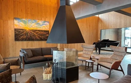 暖炉のあるラウンジ