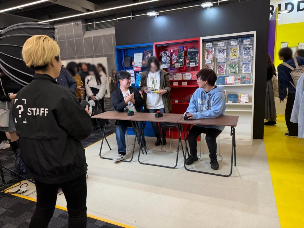 RIDDLE関連グッズのブース