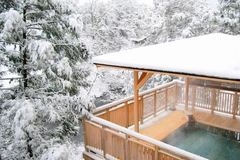 雪景色の中の露天風呂