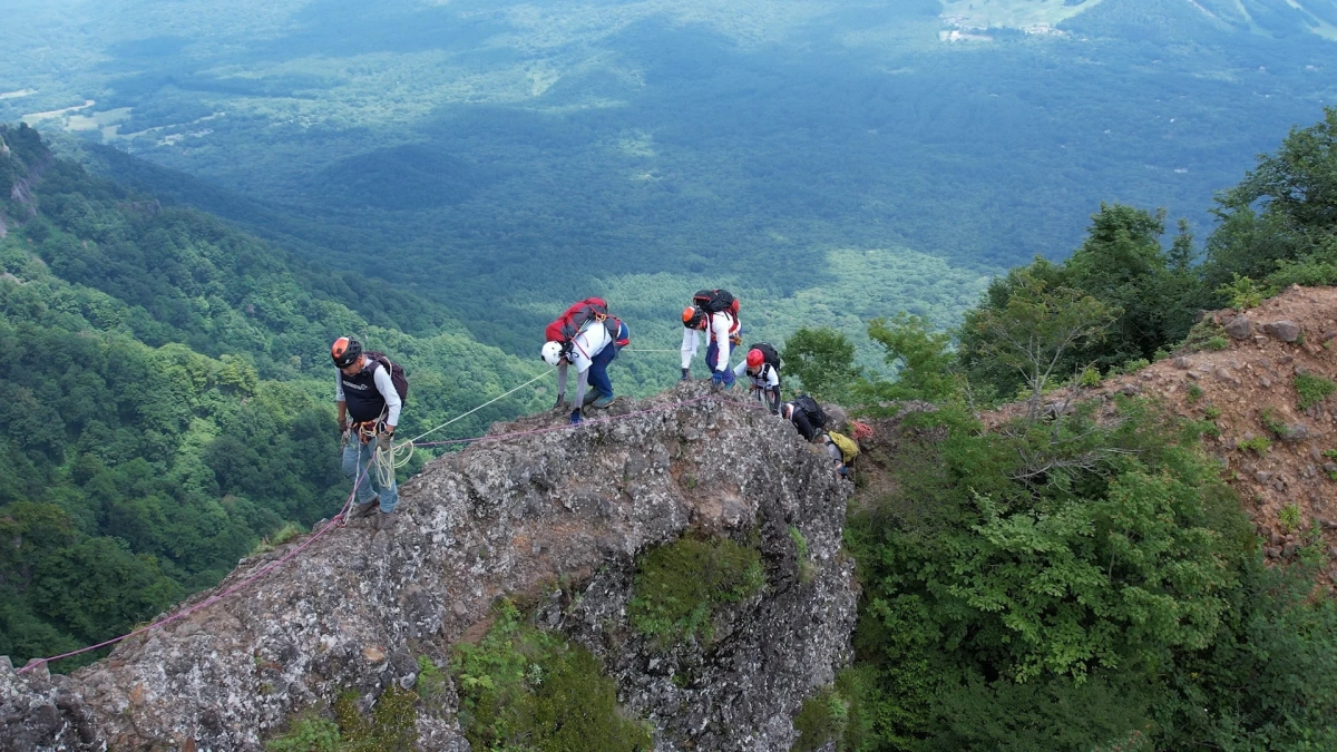険しい岩の尾根を進む登山者たち