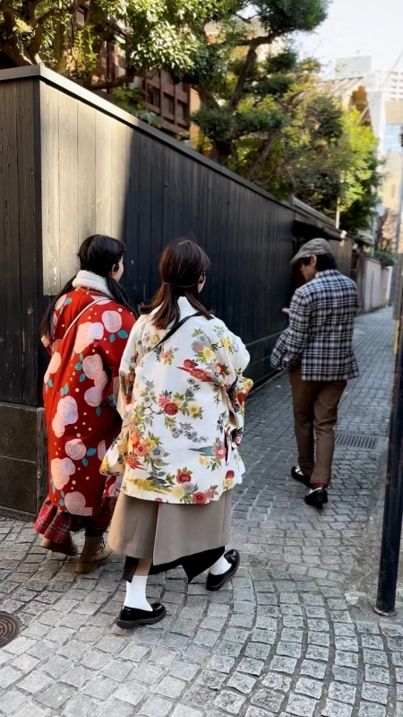 和服姿で路地を歩く人々