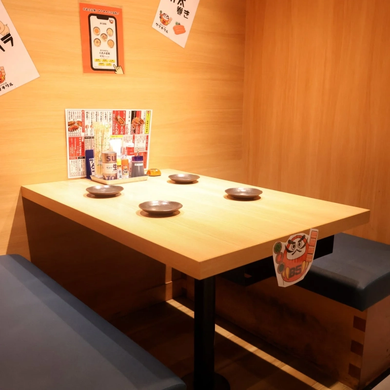 個室内のテーブル席