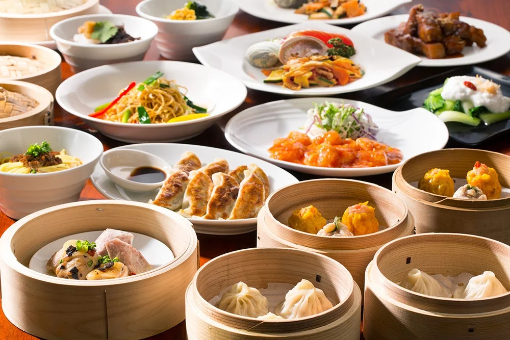 テーブルいっぱいに豪華な中華料理や点心が並べられた様子