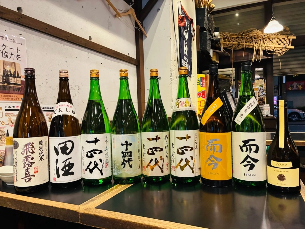 多様な希少酒が並ぶカウンター