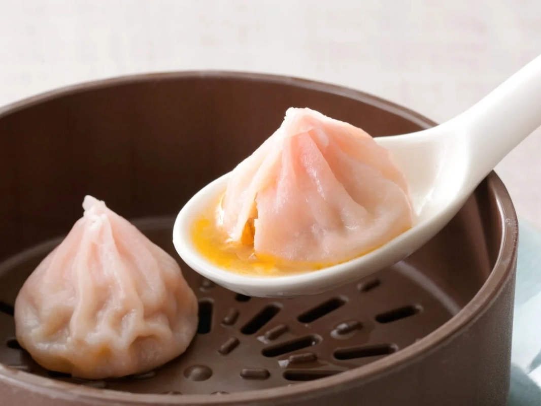 レンゲに乗った小籠包