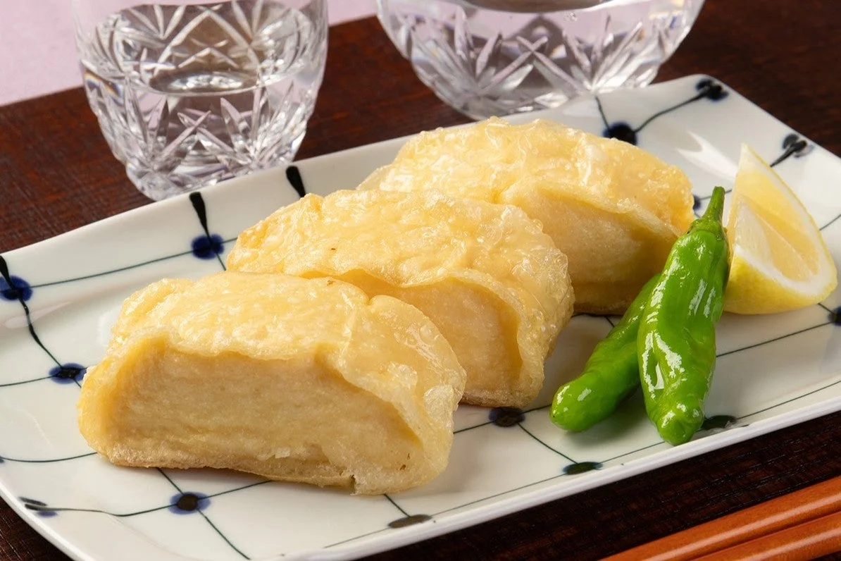 皿に盛られた揚げ出し豆腐か厚揚げ