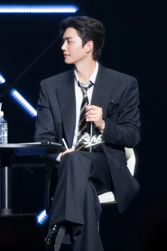 座ってマイクを持つソン・ガン