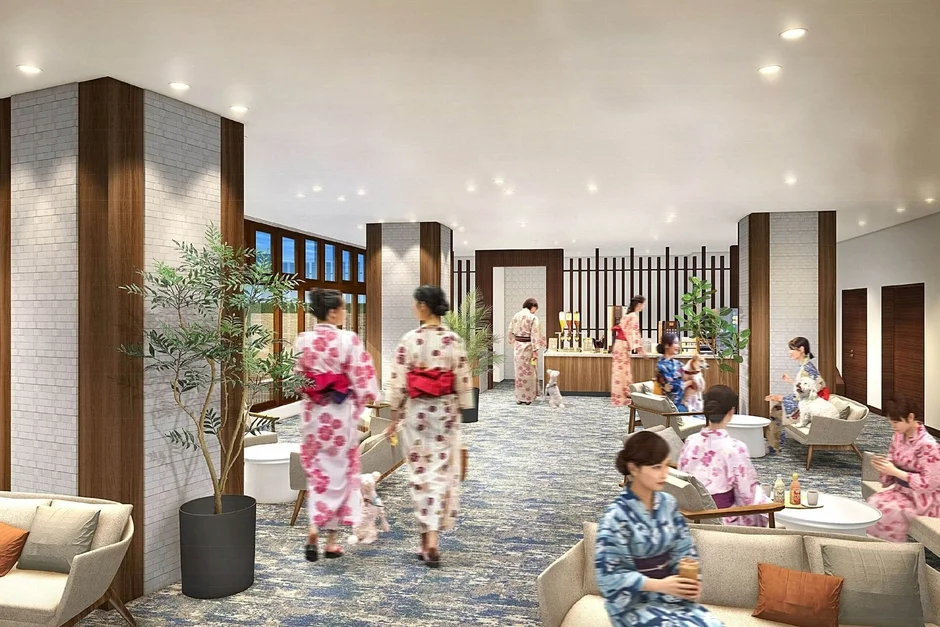 浴衣を着た人々がくつろぐ、モダンな内装のホテルラウンジの様子。小型犬を連れた宿泊客もおり、ペットフレンドリーな空間でドリンクを楽しんでいます。