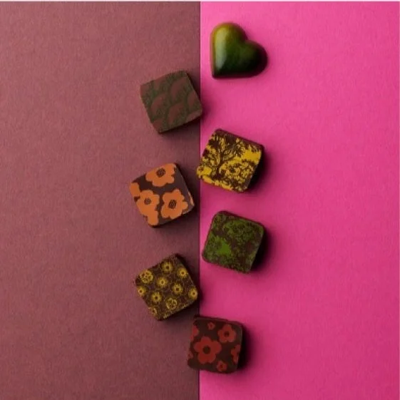 ハート型も入ったカラフルなチョコレートの詰め合わせ