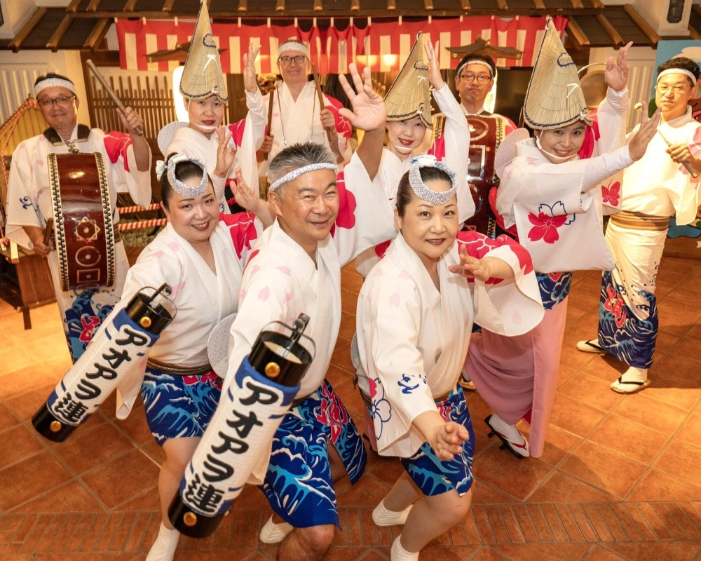 伝統衣装で阿波踊りを披露する人々