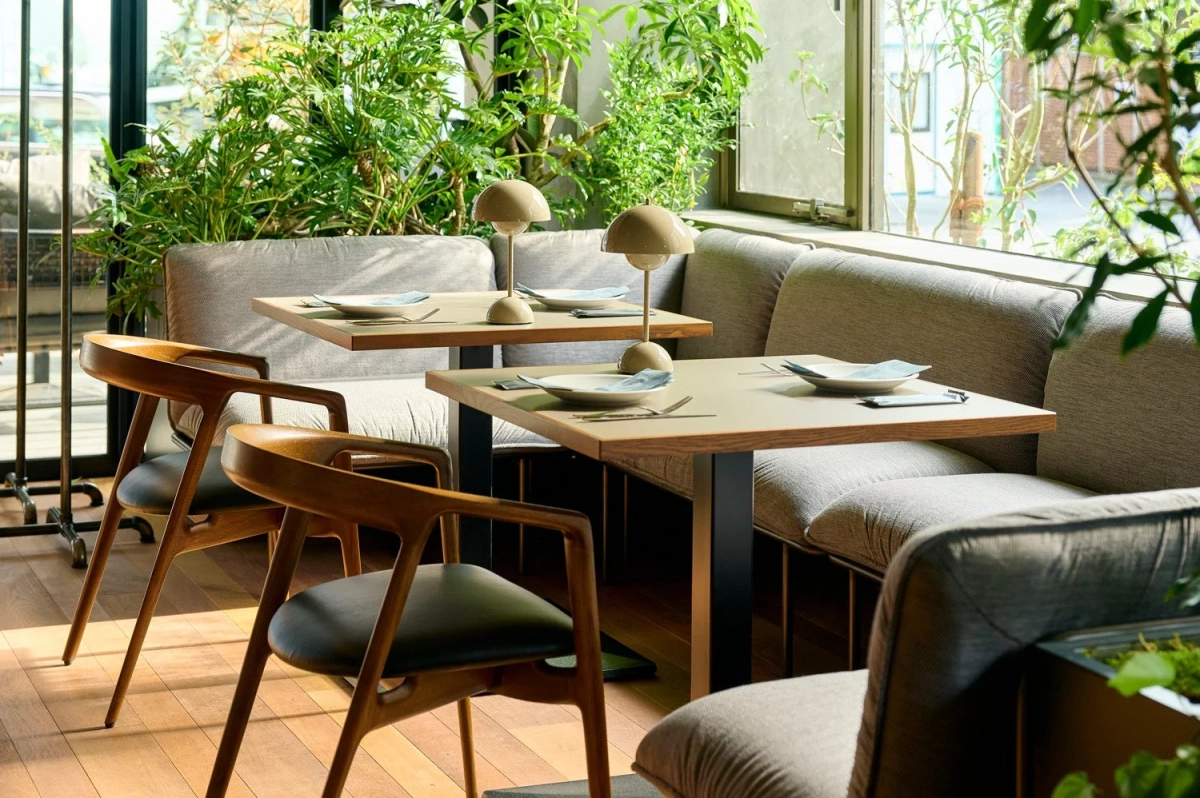 緑豊かなモダンなカフェまたはレストランの店内