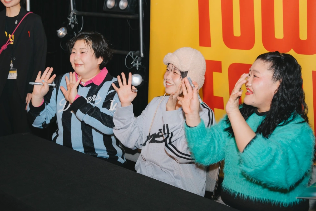 サイン会でファンと交流するMyMのメンバー