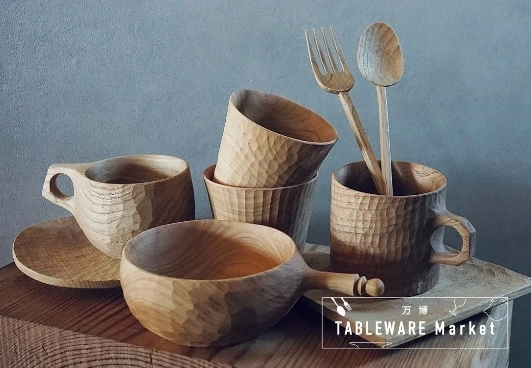 手彫りの温かみが感じられる木製の食器