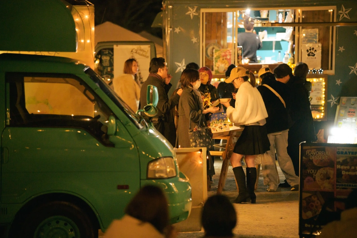 フードトラックと賑わう人々
