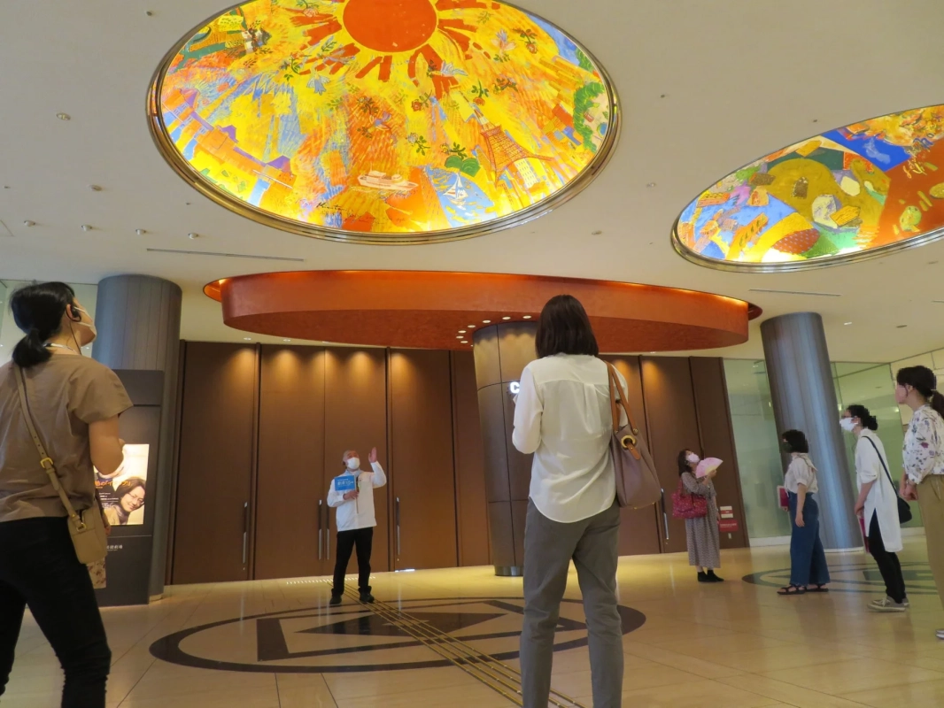 ロビーと天井画、ガイド